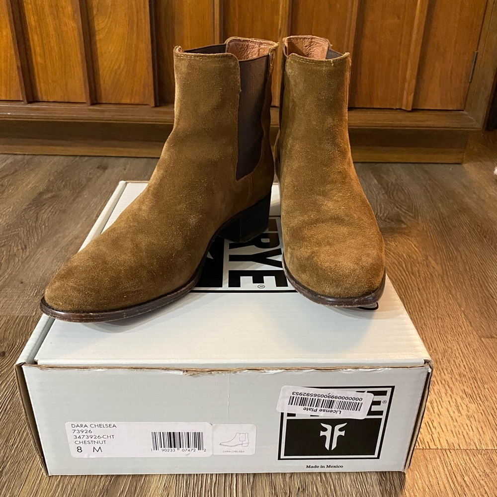 Frye Dara Chelsea Boots in Chestnut